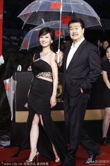 组图：赵雅芝黄锦燊夫妇恩爱亮相电影节红毯