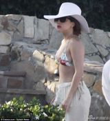 组图：LadyGaga甩30磅赘肉 度假比基尼秀八字奶