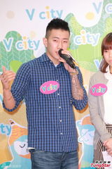 组图：朴宰范呼吁歌迷为海难祈祷 不知尼坤恋情