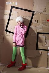 组图：包文婧化身白发潮女 荧光粉红拍大片