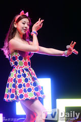 组图：韩团 Ladies' Code 亮相热情乐书演唱会秀美腿