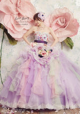 组图：筱田麻里子自创婚纱品牌唯美梦幻