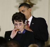 幻灯图集：奥巴马颁发自由勋章 第一位黑人奥斯卡影帝获奖