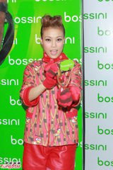 组图：容祖儿喜欢孩子显母爱 支持男友新歌