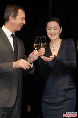 组图：巩俐黑色深V长裙亮相 身材性感气质优雅