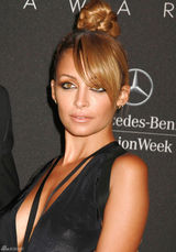 组图：妮可-里奇性感黑裙亮相秀美胸