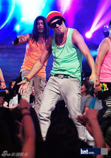 组图：HaHa等《尹道贤的Must》献热情舞台