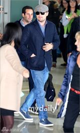 组图：莱昂纳多赴韩宣传新片机场亲民