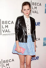 组图：艾玛-沃特森《遭遇雷劈》首映险狼狈摔倒