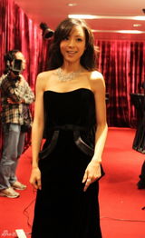 高清图：张静初佩天价珠宝 自曝四部影片冲击夏威夷