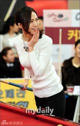组图：韩国小姐穿皮草露蛮腰齐聚台球大赛
