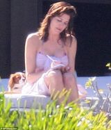 组图：45岁老牌超模西摩度假 火辣身材下体若现