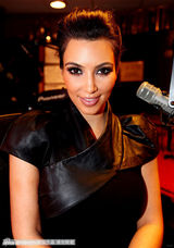 组图：卡黛珊三姐妹做客电台录制圣诞特别节目