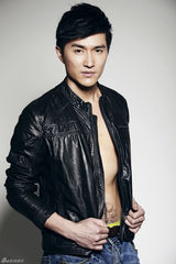 组图：陆昱霖黑色皮衣写真秀腹肌