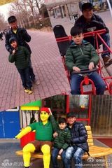 组图：那英儿子萌照曝光 学习老爸高峰爱踢足球