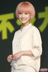 组图：杨丞琳代言忆亡父 强忍悲痛直呼没事