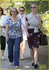 组图：34岁美国女星双胸托宝宝升级I奶