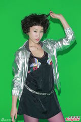 组图：吴君如加拍《金鸡》重口戏 怀抱大香蕉