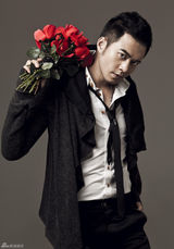 组图：杨奇鸣情人节写真手捧玫瑰绅士范