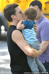 组图：奥兰多-布鲁姆带儿子公园荡秋千尽显父爱