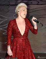 组图：Pink献唱致敬《绿野仙踪》75周年