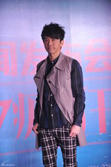 组图：光良月底工体馆开唱 为演唱会热身抖空竹