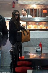 组图：贝嫂带老三买美食 踩超高跟显辣妈本色