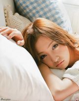 组图：板野友美生活写真随性慵懒 樱唇诱人