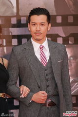 组图：方皓文金像奖红毯黑裙保守 不露事业线