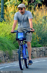 组图：莱昂纳多骑车咬耳线露痞范 满胡须显凸肚