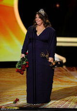 组图：艾美奖现场 梅丽莎-麦卡西获喜剧类女主角奖 