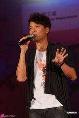 组图：李克勤郑欣宜开唱 鼓励年青人追梦