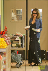 组图：阿尔芭戴墨镜超市购物 变身优雅主妇