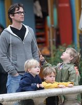 组图：“孔雀”波莫与男友结婚 两爸三娃超萌