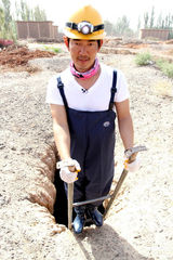 组图：任贤齐沙漠里吃火锅 与少数民族汲取音乐灵感