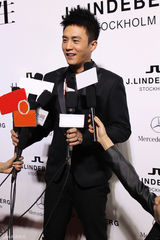 组图：杜淳中国时装周看秀忙 畅聊时尚理念