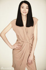 组图：陈丽娜尽显春日风情 裸色美服春意浓