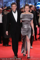 幻灯图集：电影《强盗》首映 男女主演拥吻爱意浓浓