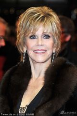 组图：《应许之地》首映 简-方达穿皮草助阵