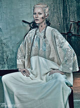 超模凯特-莫斯《W》颠覆修女装：我不是天使(组图)