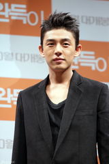 高清组图：韩星金允锡刘雅仁宣传新片《格斗少年》