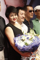 组图：雪村与妻子拍惊悚片 何静现身不受离婚影响