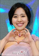 组图：金贤重宣传新剧《感激时代》左拥右抱