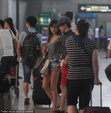 组图：刘谦穿红裤现身潮范 与女友挽手显亲密