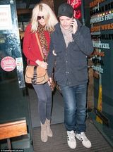 组图：超模克劳迪娅红装出街 紧贴老公秀恩爱