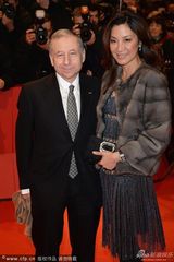 组图：杨紫琼携富豪男友性感亮相电影首映