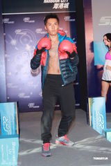 组图：郑秀文红装亮相活力四射 自曝喜欢单人运动