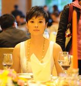 幻灯图：袁莉获年度慈善明星 清新淡雅显女人味道  