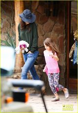 高清：凯蒂带女儿游野生动物园 小苏瑞大开眼界