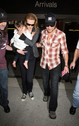 高清图：妮可一家悉尼贺新年 怀抱爱女机场现身